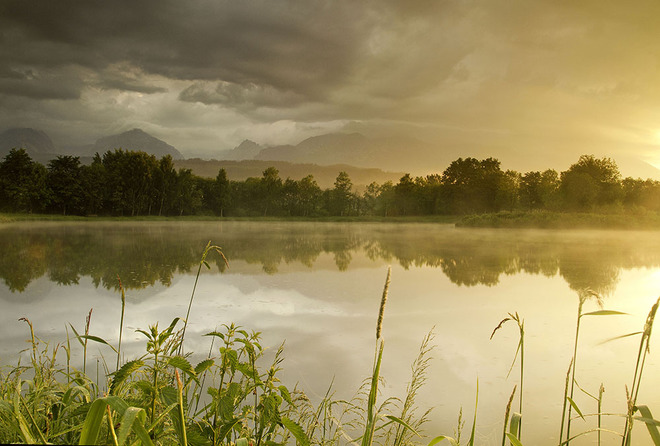Hồ Tatranska Strba thuộc vườn quốc gia Tatras trong nắng vàng.